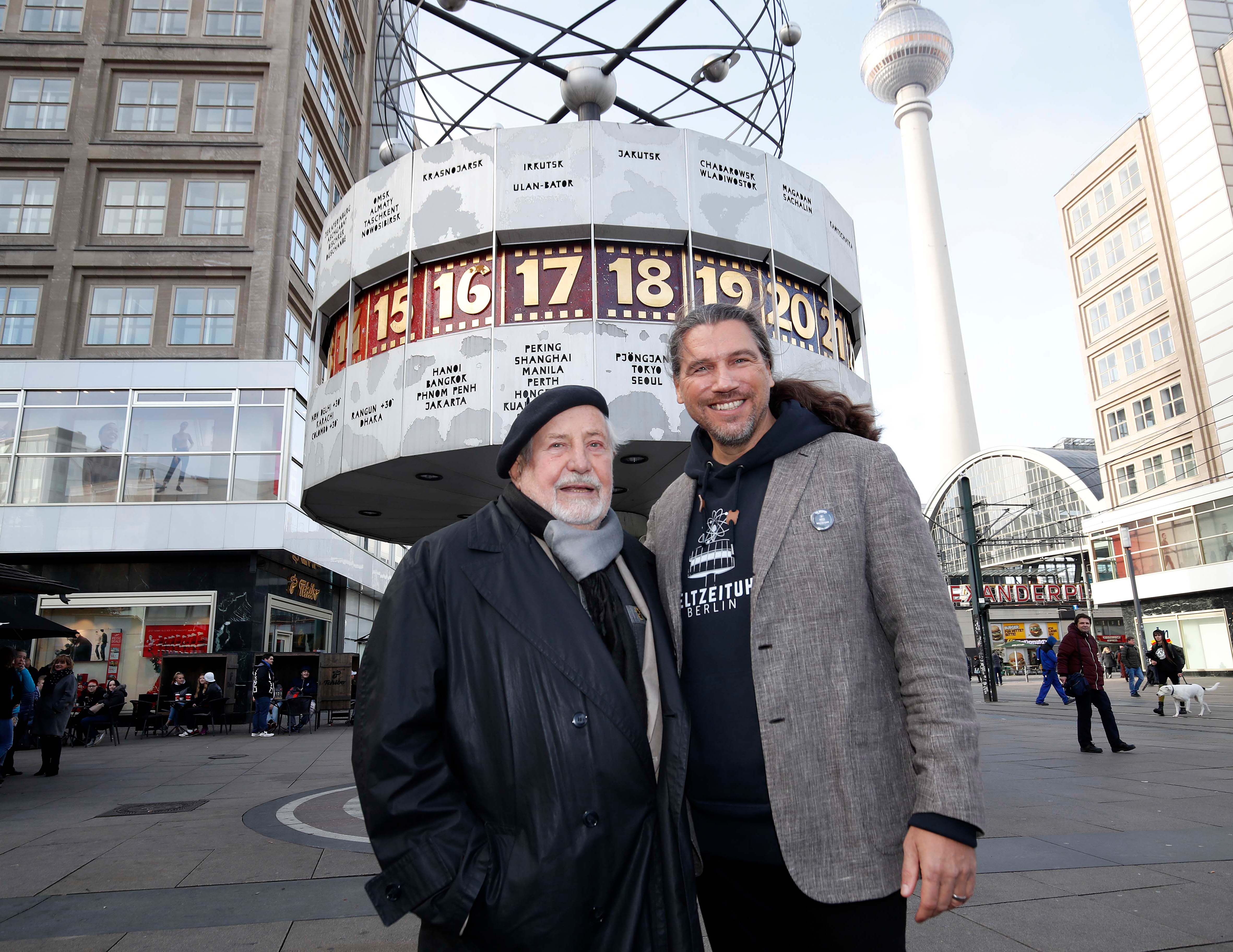 Prof. Erich John und Carsten Kollmeier vor der Weltzeituhr