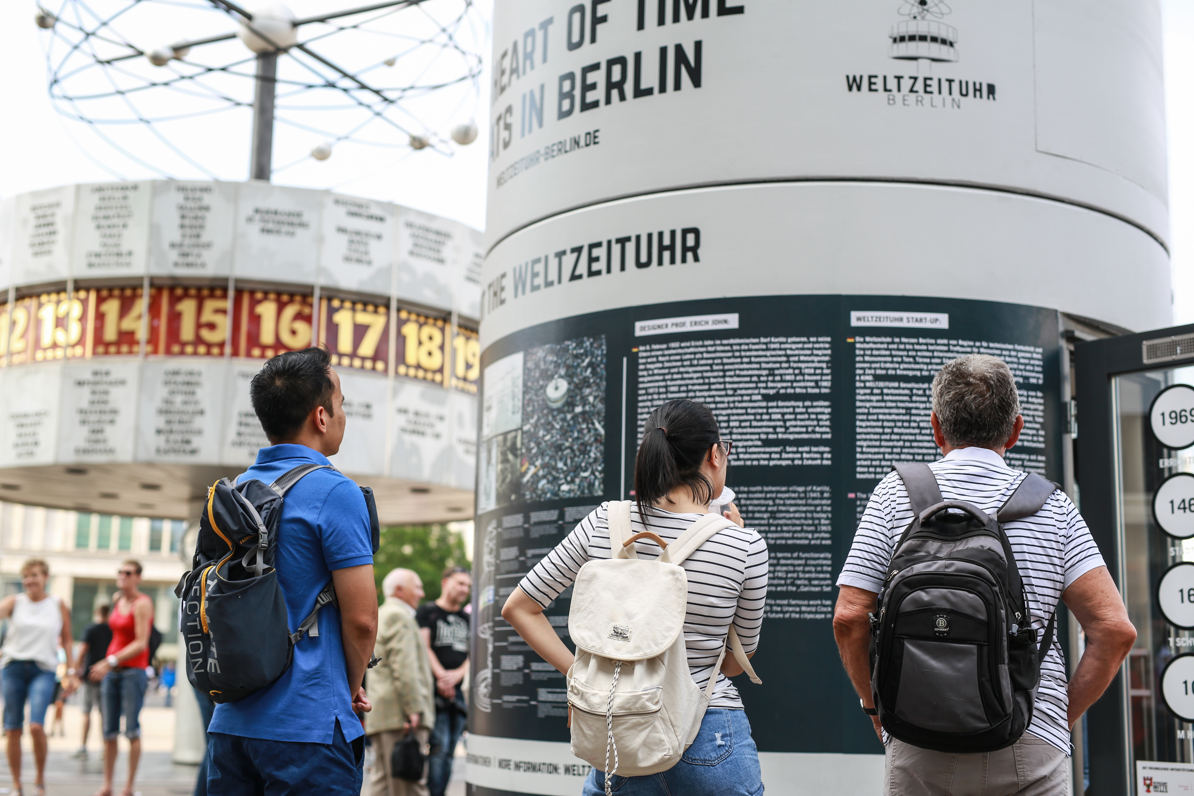 Erste Besucher am neuen Infopavillon